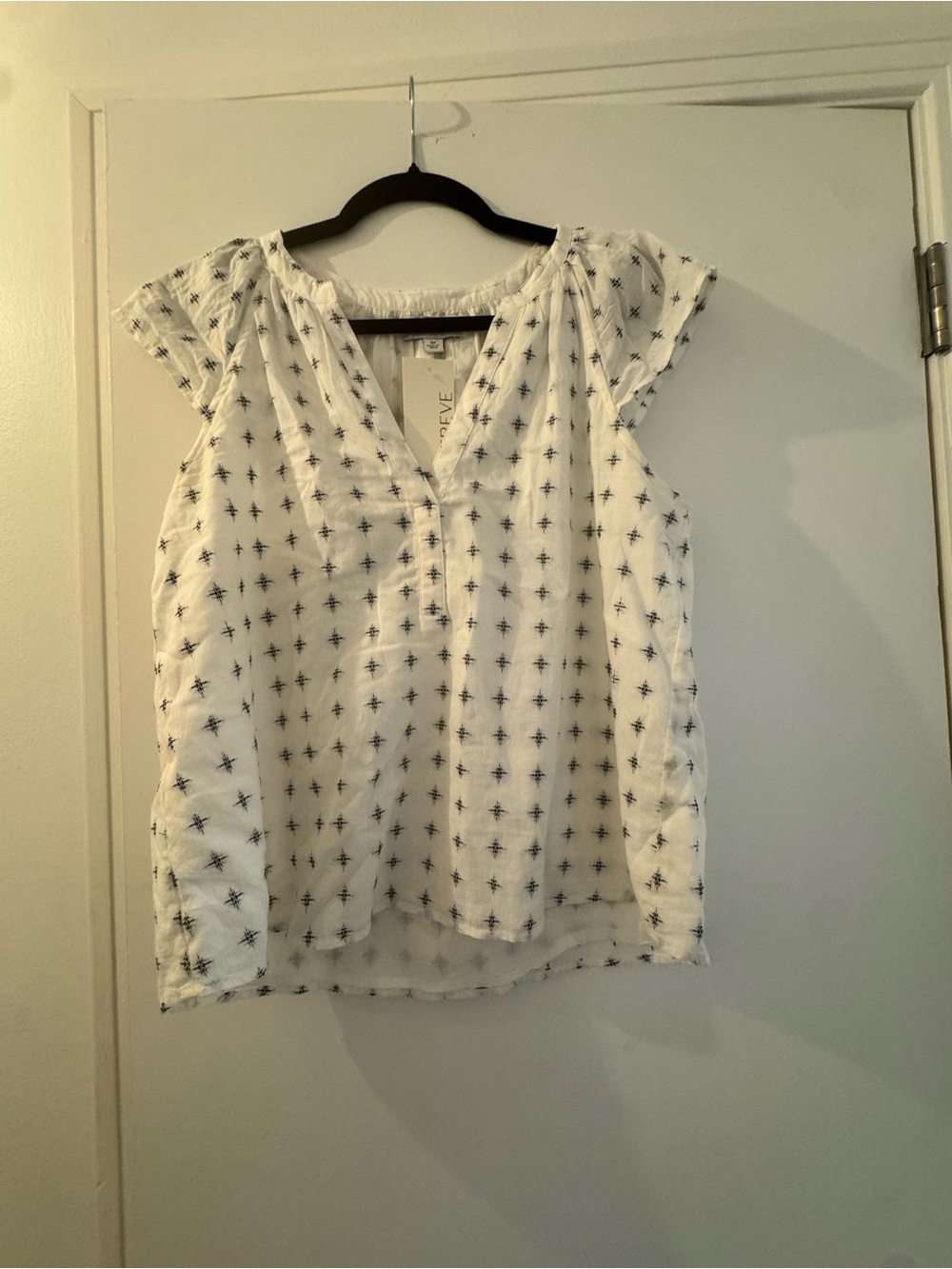 Evereve White Short Sleeve V-Neck Top with Navy Star Motif